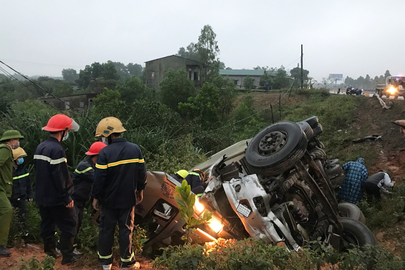 Xe tải lao vực, phụ xe chết kẹt trong cabin bẹp dúm