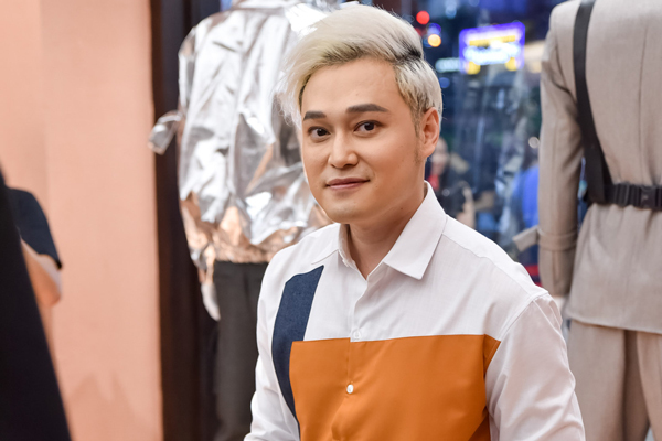 'Hoàng tử sơn ca' Quang Vinh hiếm hoi dự sự kiện với tóc bạch kim