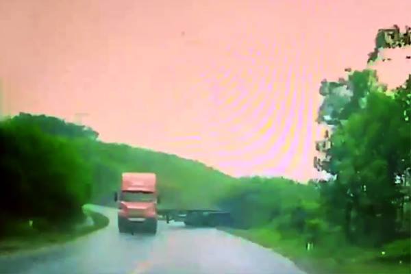 Suýt chết vì tài xế xe công-ten-nơ