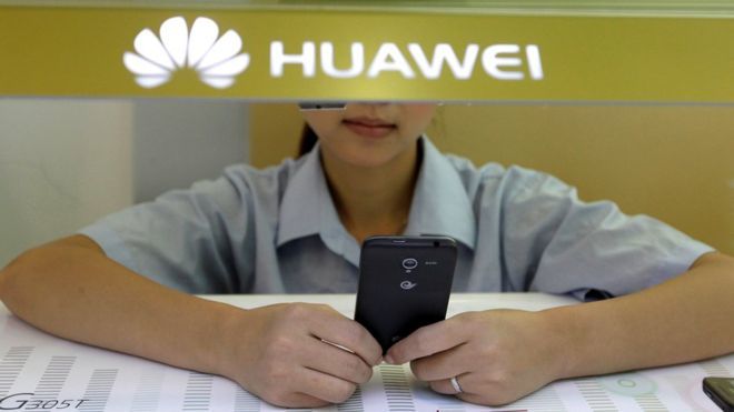 Huawei trừng phạt nhân viên đăng tweet chúc năm mới bằng iPhone