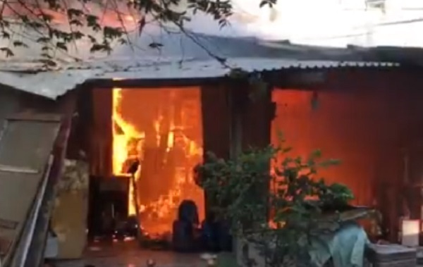 Cháy lớn ở Sài Gòn, 10 phòng trọ và nhà dân bị thiêu trụi