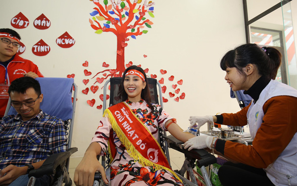 Hoa hậu Tiểu Vy vượt sợ hãi, lần đầu hiến máu