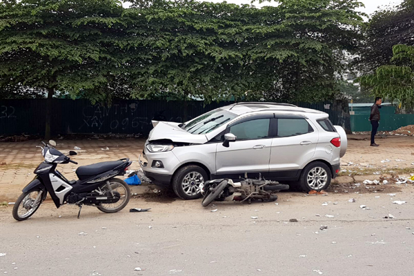 Hà Nội: Ô tô tông liên hoàn, 2 vợ chồng chết thảm trên đường đi ăn cỗ về