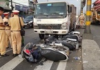 Xe tải 'quét' hàng loạt xe máy, nhiều người bị thương ở Sài Gòn