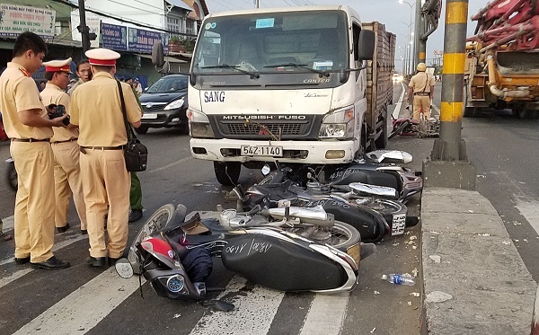 Xe tải 'quét' hàng loạt xe máy, nhiều người bị thương ở Sài Gòn