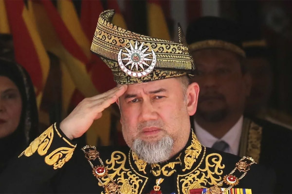 Vua Malaysia bất ngờ thoái vị sau khi cưới nữ hoàng sắc đẹp Nga