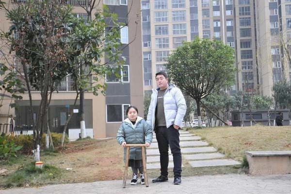 Chàng trai vượt 1000 cây số mỗi ngày để chăm sóc bạn gái cao 1,2m