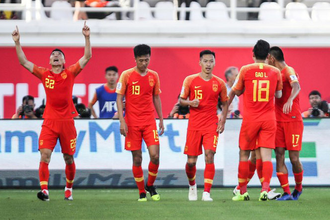 Đối thủ biếu bàn thắng, Trung Quốc ngược dòng lấy 3 điểm