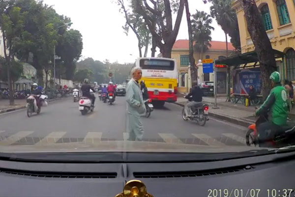 Cảm kích hành động nhường đường đúng luật nhưng hiếm hoi