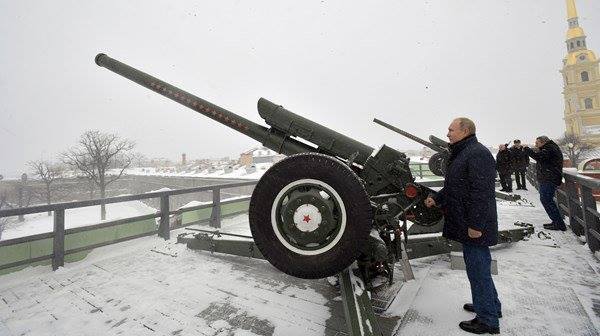 Xem Putin đầu trần khai hỏa lựu pháo giữa trời tuyết