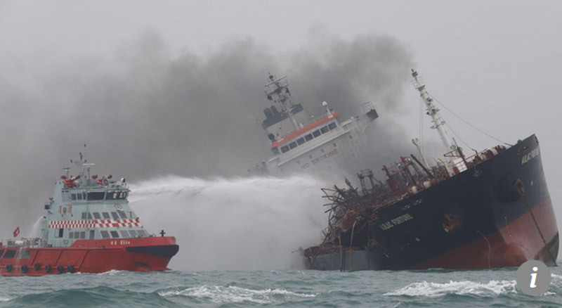 Tàu dầu treo cờ Việt Nam bốc cháy ngoài khơi Hong Kong