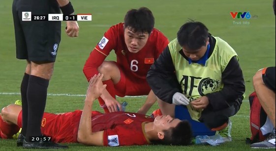 Xúc động cảnh Xuân Trường chăm sóc Duy Mạnh bị chảy máu