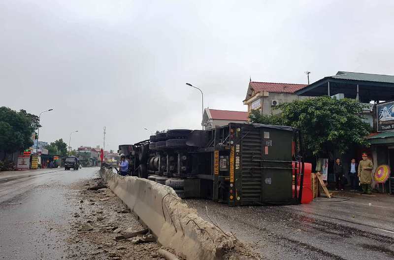 Tài xế buồn ngủ, xe đầu kéo lật ngang trên quốc lộ