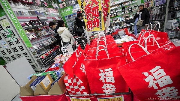 Người Nhật phát cuồng với túi may mắn mỗi dịp Năm mới