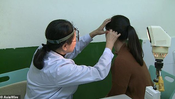 Sau một đêm, cô gái trẻ đột ngột không thể nghe được giọng đàn ông