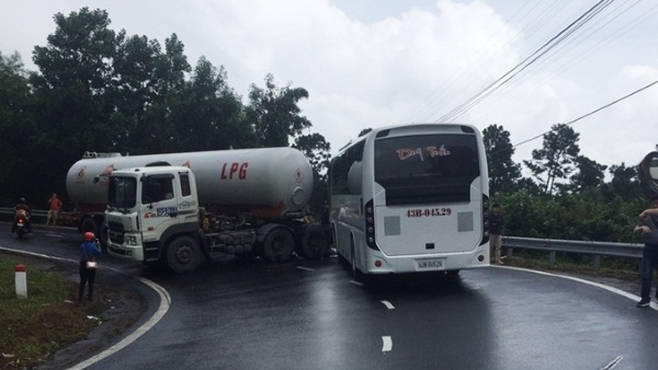 Xe bồn tông xe khách, cấm phương tiện qua đèo Hải Vân