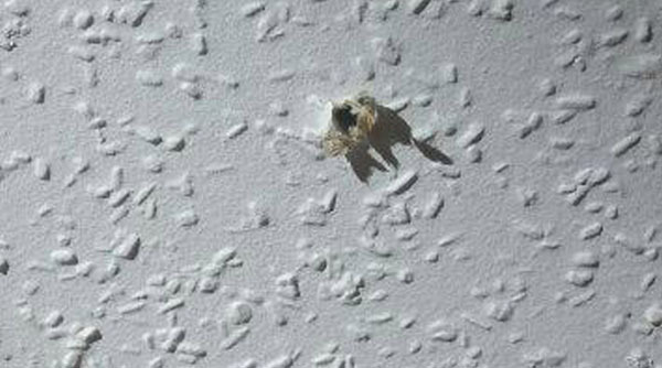 Kỹ sư khoan lỗ bí mật trên trần nhà bạn gái cũ để theo dõi