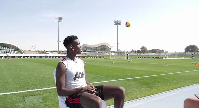 Pogba đánh gót cực đỉnh lúc đang ngồi phỏng vấn MU