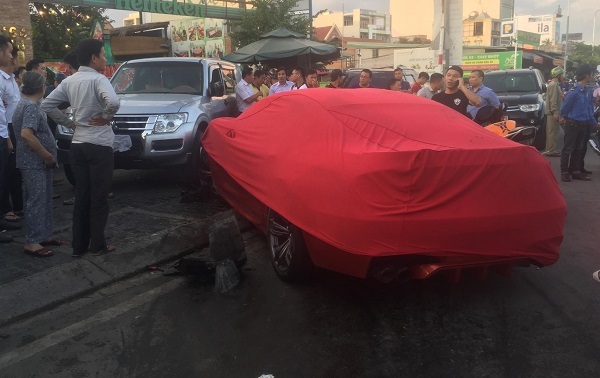 Xe BMW 'quét' hàng loạt ô tô, xe máy trên đường phố Sài Gòn