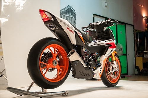 Những tay chơi Việt vung tiền tỷ độ xe máy cùi bắp