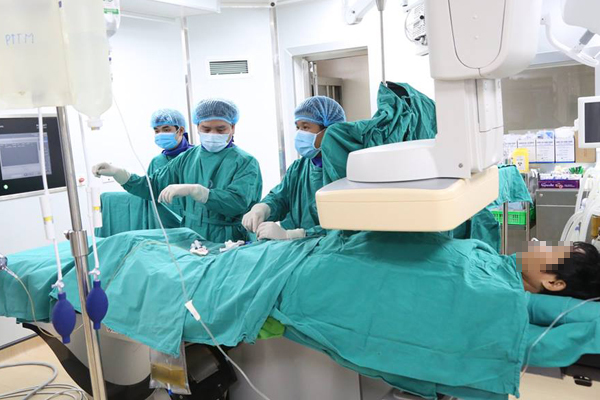 Chạy đua cứu bệnh nhân bị dập vỡ gan, máu tràn khắp ổ bụng