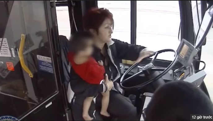 Hành động của nữ tài xế gây xúc động cộng đồng mạng