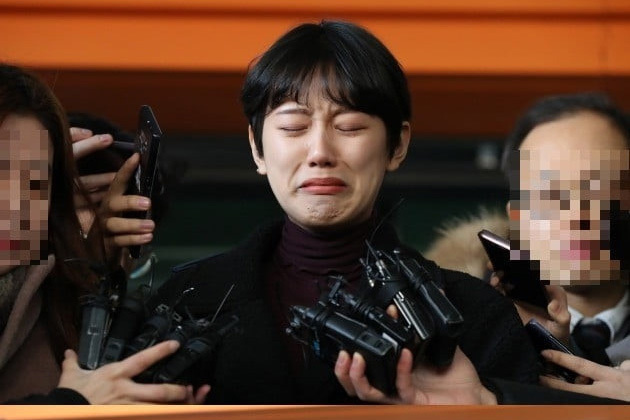 Hot girl bị 20 gã đàn ông xâm hại tình dục nức nở khi rời tòa