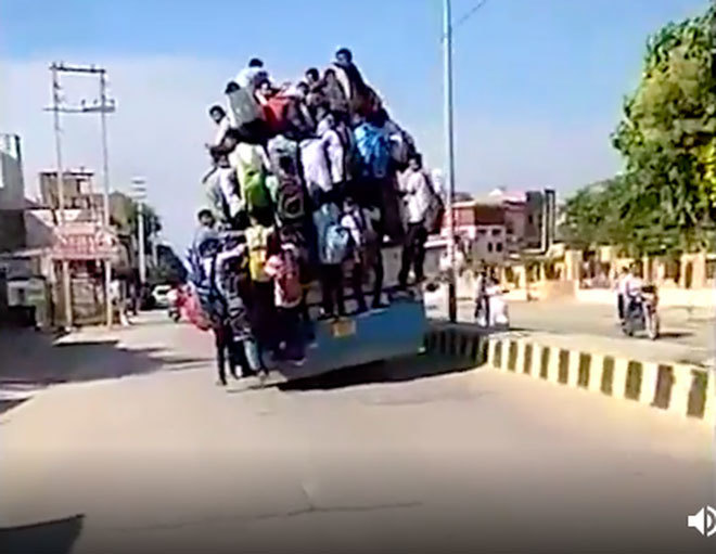 Kinh hoàng cảnh hàng chục sinh viên đu bám xe bus