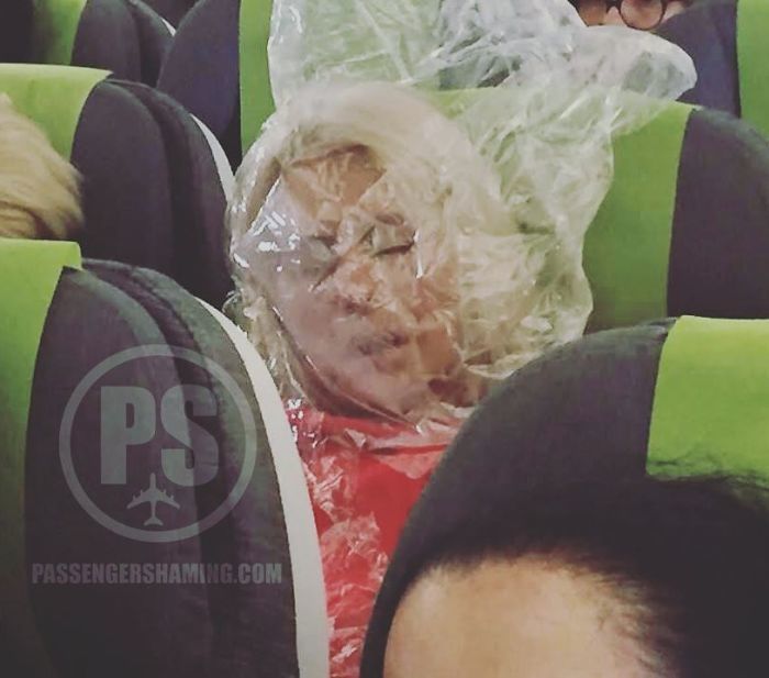 Phát hoảng hành khách khoả thân, mang búp bê tình dục lên máy bay Hanh-khach-khoa-than-xem-phim-sex-tren-may-bay-11