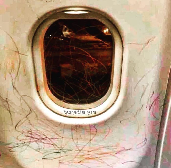 Phát hoảng hành khách khoả thân, mang búp bê tình dục lên máy bay Hanh-khach-khoa-than-xem-phim-sex-tren-may-bay-9