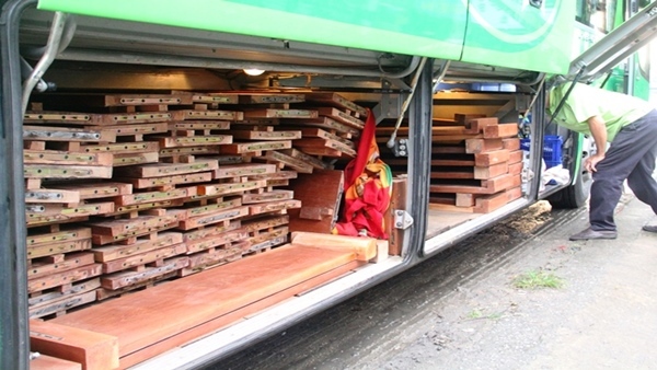 2 xe khách giấu hơn 10m3 gỗ trong khoang hành lý