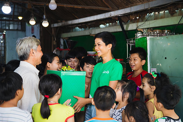 H'Hen Niê cùng Grab mang Tết đến với người nghèo