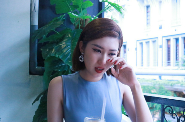 Thúy Ngân bị mất túi hàng hiệu khi lên sân khấu chụp ảnh