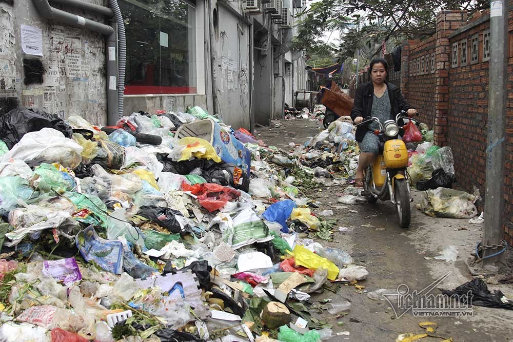 Sự cố 3 ngày không đổ rác: Phó chủ tịch Hà Nội đối thoại ở Sóc Sơn