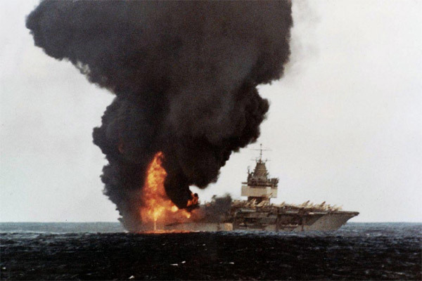 Ngày này năm xưa: Siêu hàng không mẫu hạm Mỹ gặp nạn thảm khốc