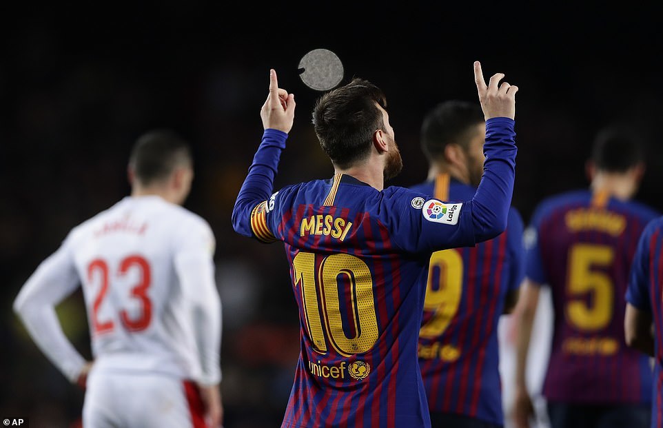 Messi ghi bàn thứ 400, Barca vô địch lượt đi La Liga