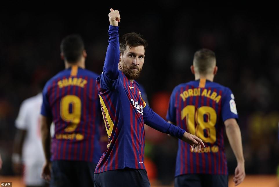 Messi ghi bàn thứ 400, Barca vô địch lượt đi La Liga