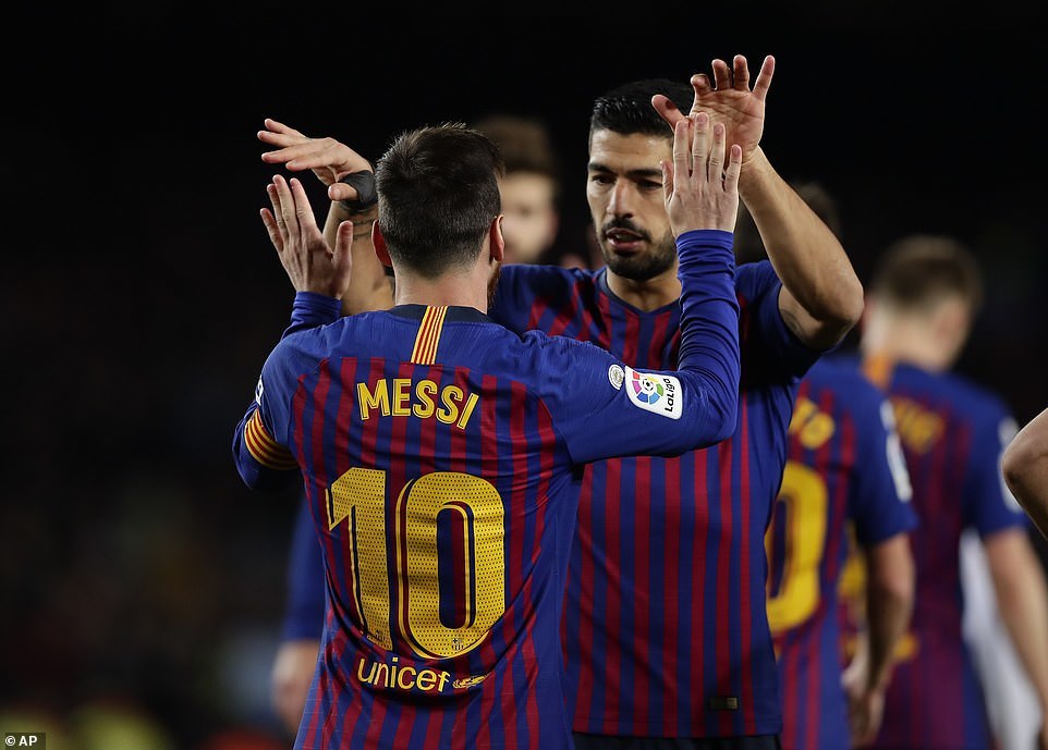 Messi ghi bàn thứ 400, Barca vô địch lượt đi La Liga