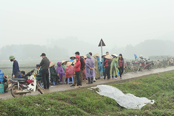 Chủ tịch Hà Nội lên tiếng về sự cố rác tràn lòng đường Thủ đô
