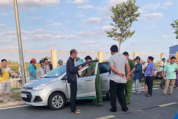 Tài xế taxi nghi bị cứa cổ trong đêm