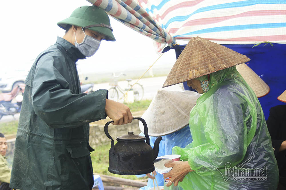 4 ngày 'màn trời chiếu đất' chặn xe rác ở Sóc Sơn