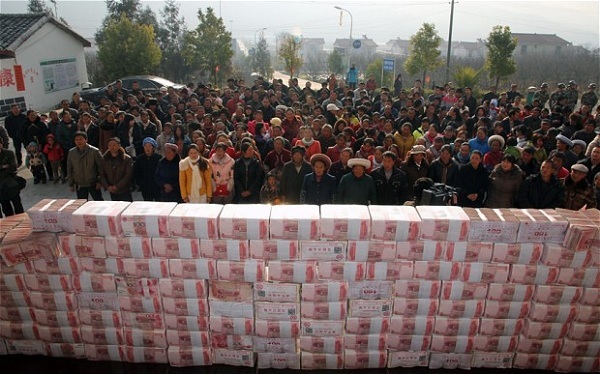 Ngày này năm xưa: Nông dân Trung Quốc đếm tiền thưởng Tết mỏi tay