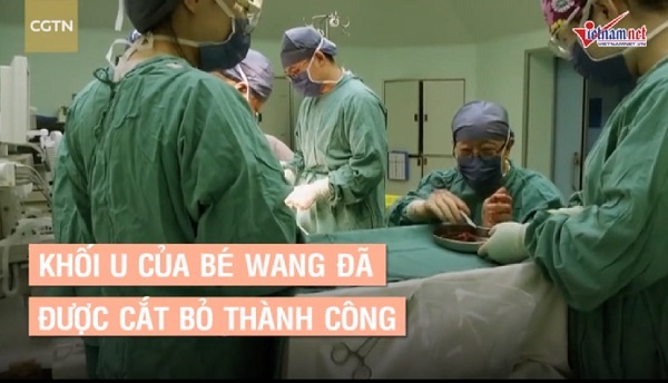 Bác sĩ 96 tuổi, tay chân biến dạng vẫn cầm dao phẫu thuật