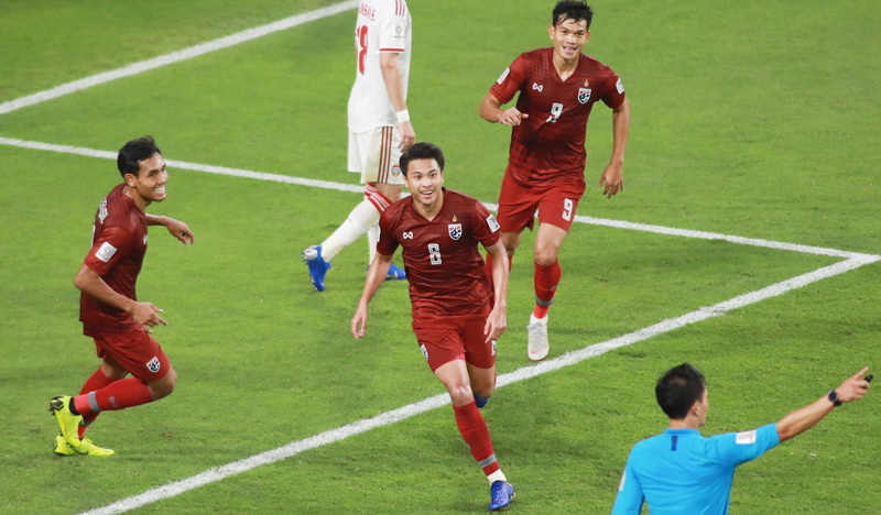 Thái Lan đập tan thất vọng, đoạt vé vòng 1/8 Asian Cup