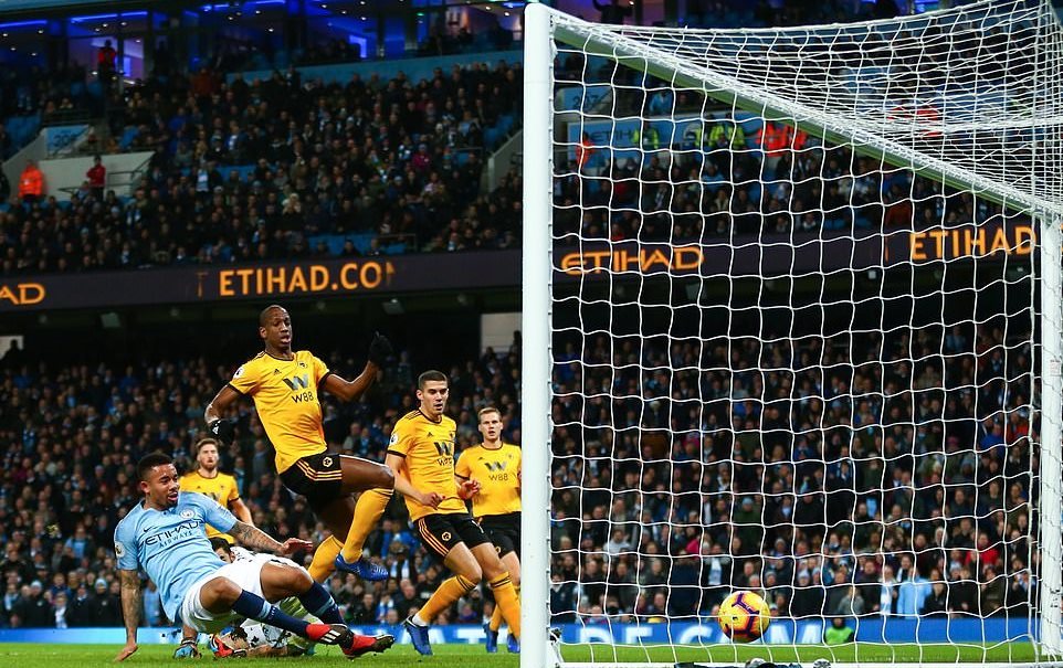 Đá hơn người, Man City có 3 điểm dễ như lấy đồ trong túi