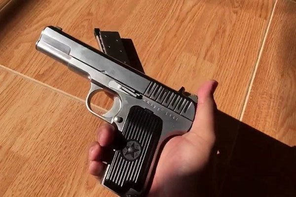 Truy tố người đàn ông giấu súng, ma túy trên ô tô của vợ