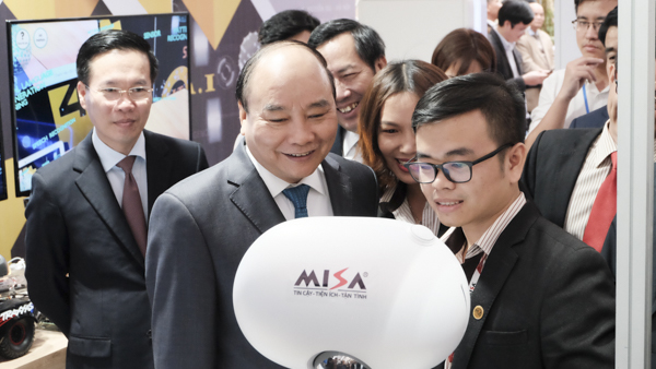 Thủ tướng Nguyễn Xuân Phúc thăm triển lãm công nghệ của Bộ TT-TT