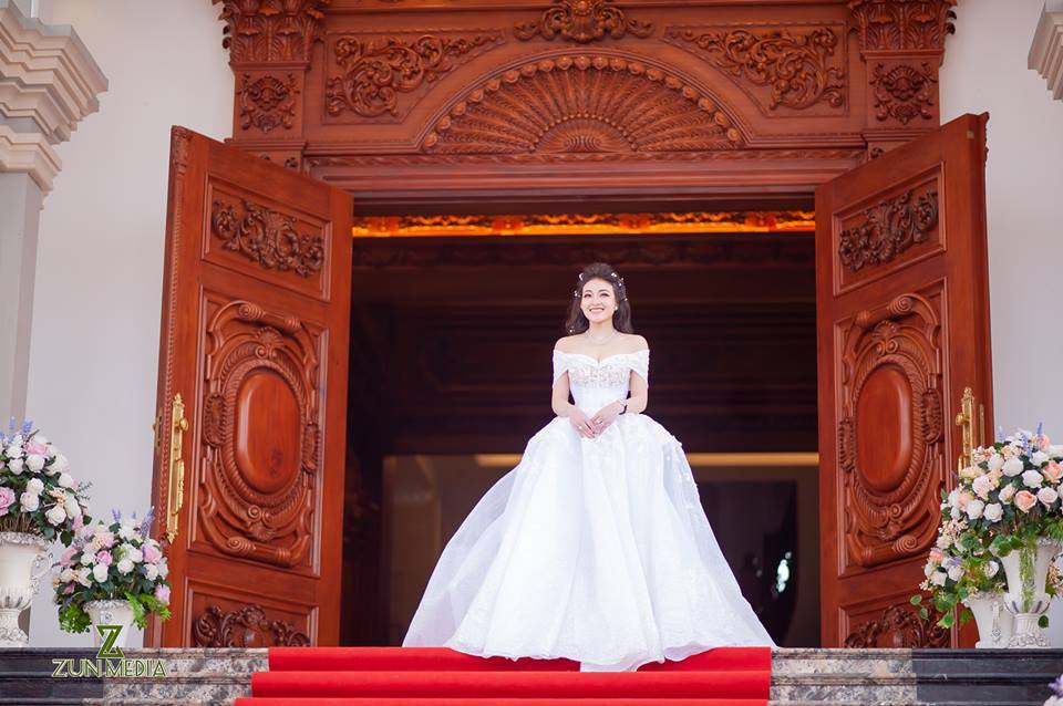 Đám cưới khủng ở Nam Định, Cô dâu vàng đeo trĩu cổ, Lâu đài của đại gia Nam Định