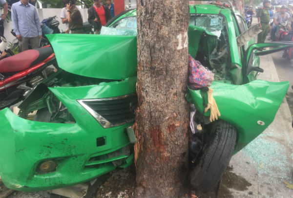 Taxi đâm gốc cây bẹp dúm, tài xế và khách bị thương