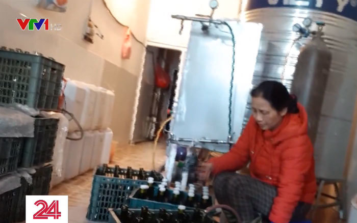 Rùng mình 'công nghệ' sản xuất rượu vang Tết siêu tốc